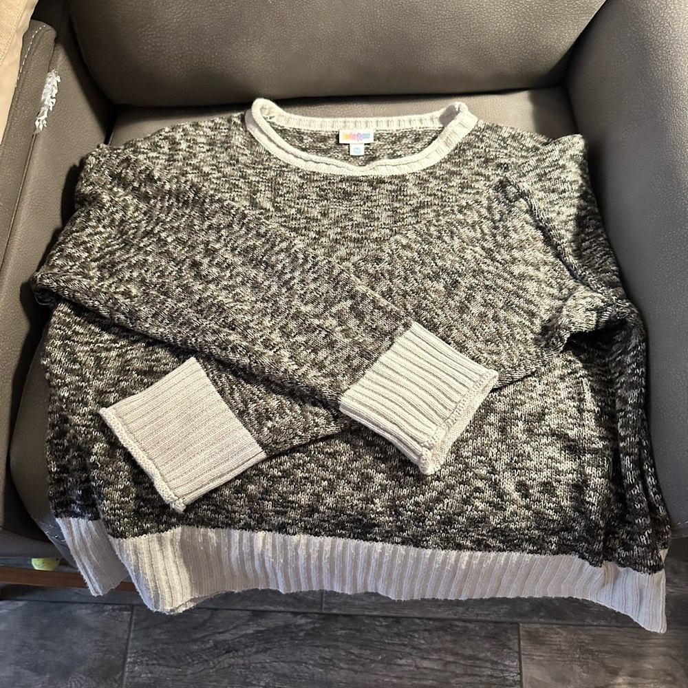 LuLaRoe sweater 2x Black and White Crewneck